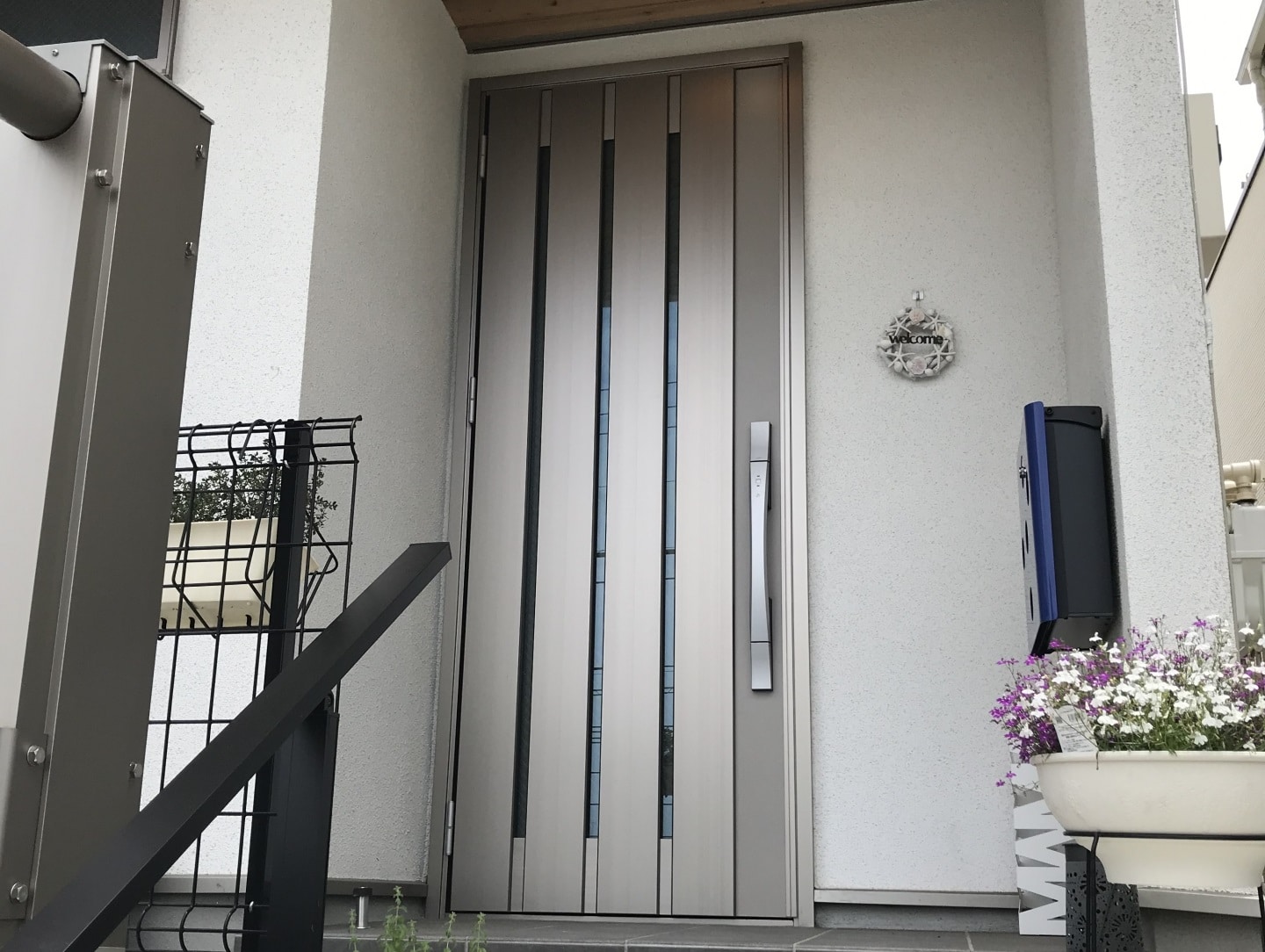 玄関ドアの塗装に必要な費用はどれくらい？ 横浜市の外壁塗装、外壁リフォームなら地域密着で安心保証のカベトップ