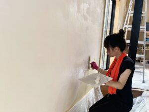 漆喰を塗る女性